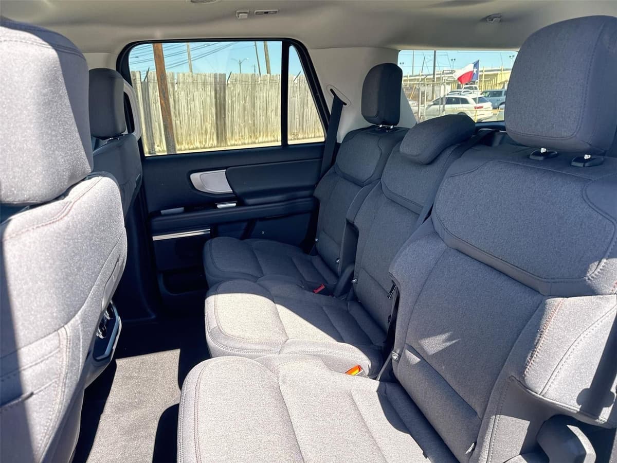 2025 Ford Expedition - Image 25