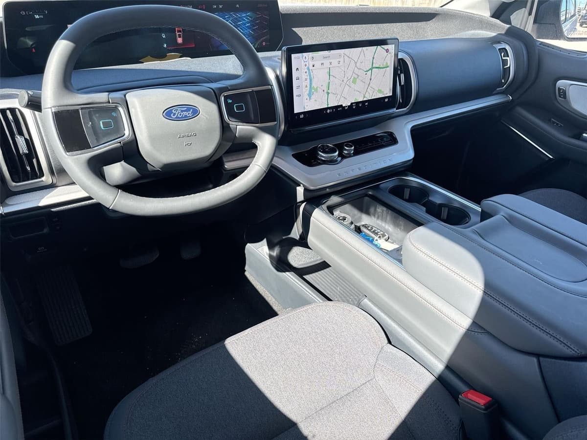 2025 Ford Expedition - Image 32