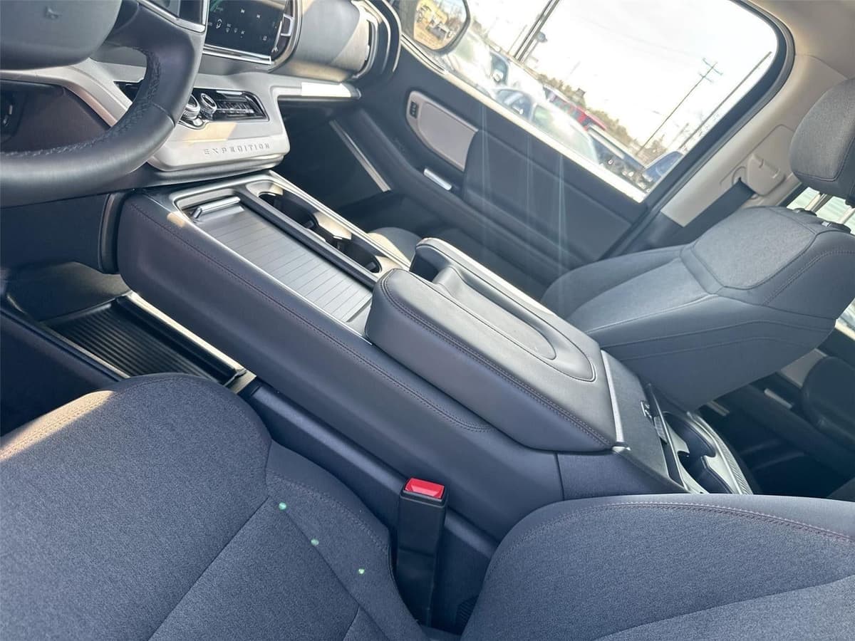 2025 Ford Expedition - Image 23