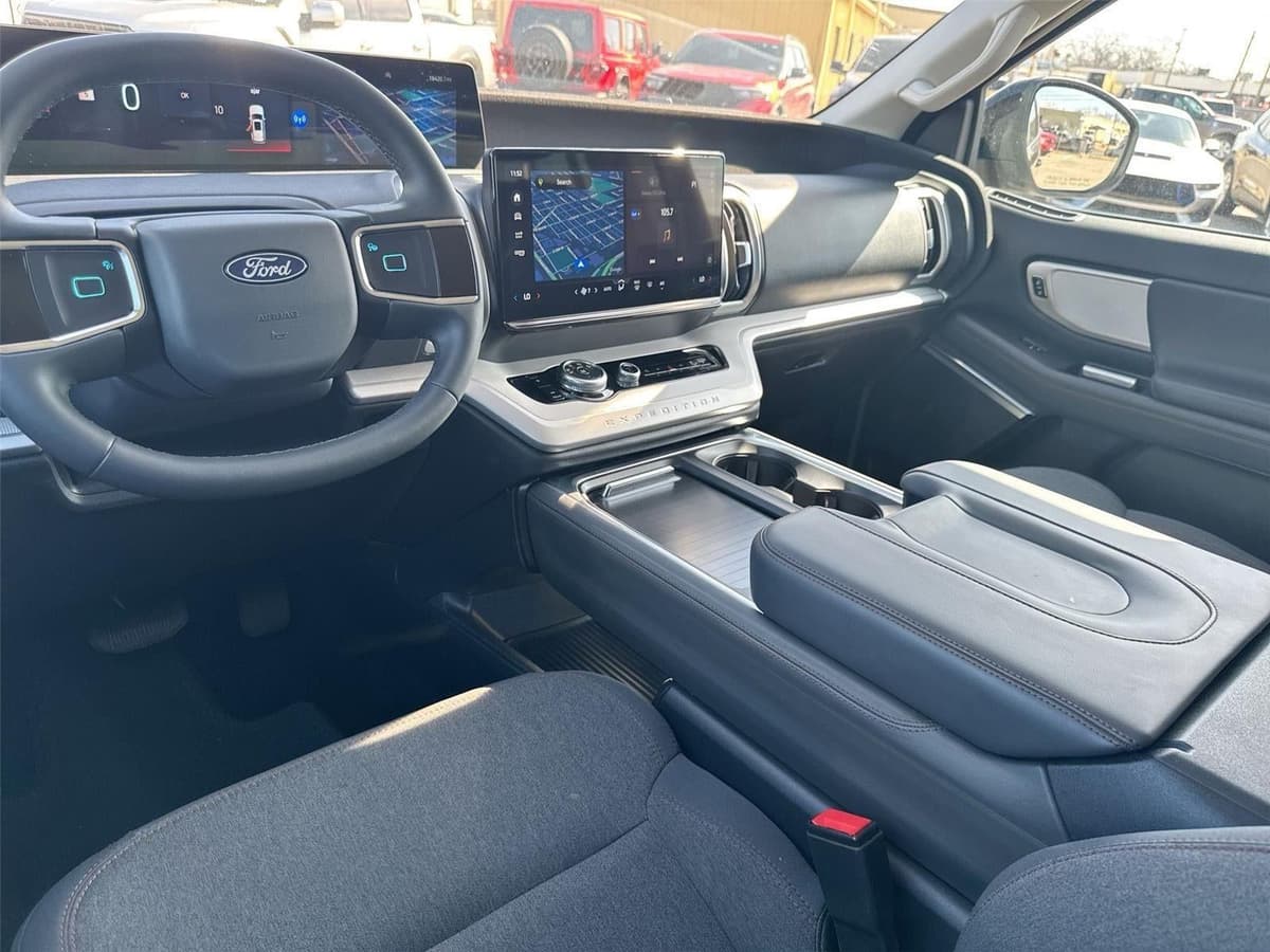 2025 Ford Expedition - Image 32