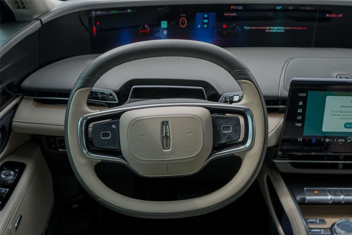 2025 Lincoln Nautilus - Image 25
