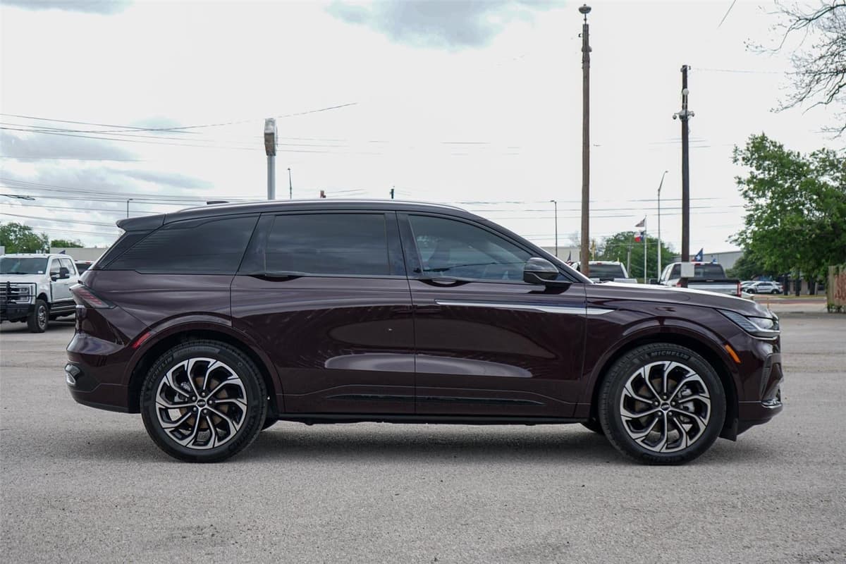 2025 Lincoln Nautilus - Image 3