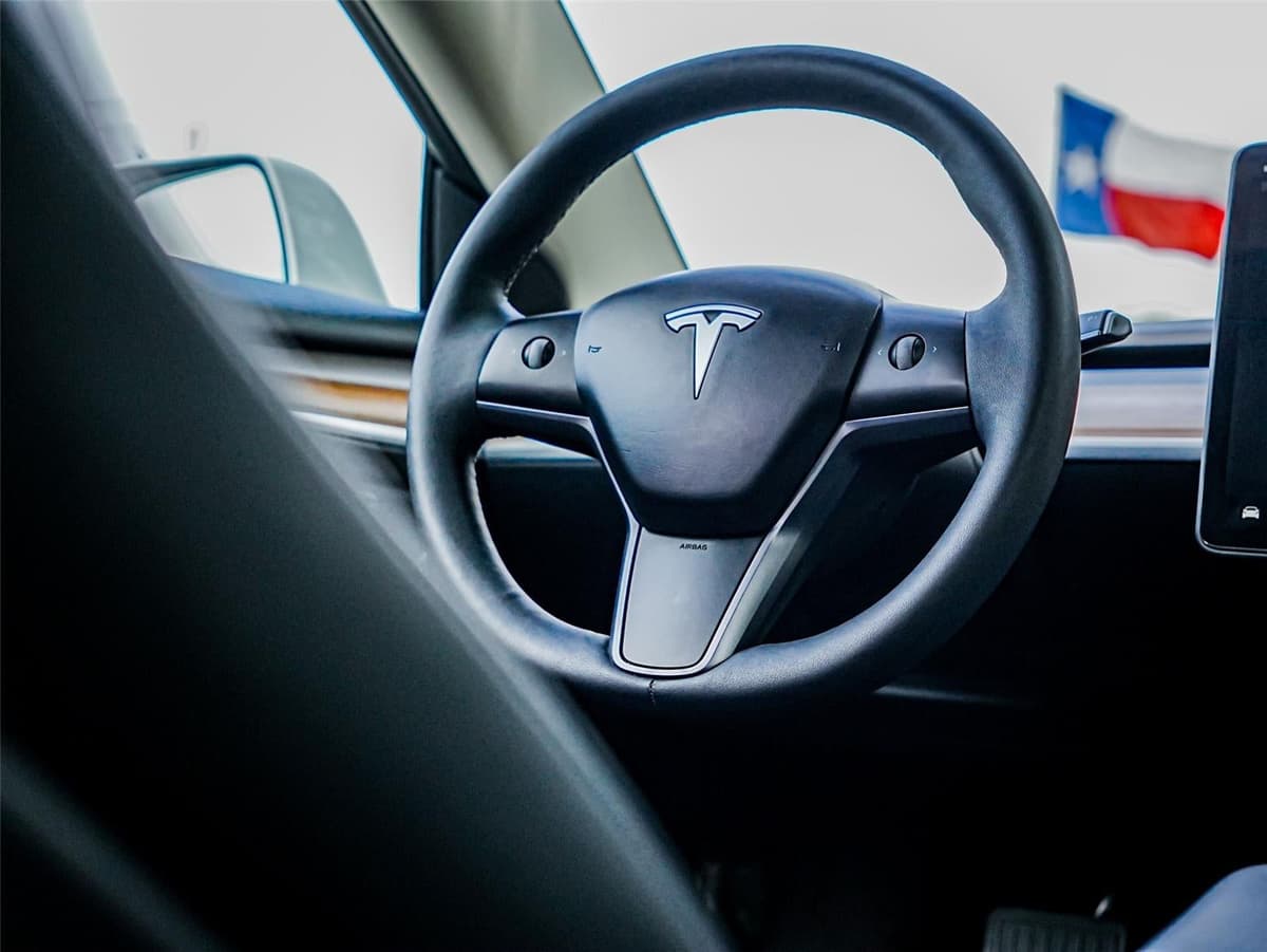 2023 Tesla Model 3 - Image 28