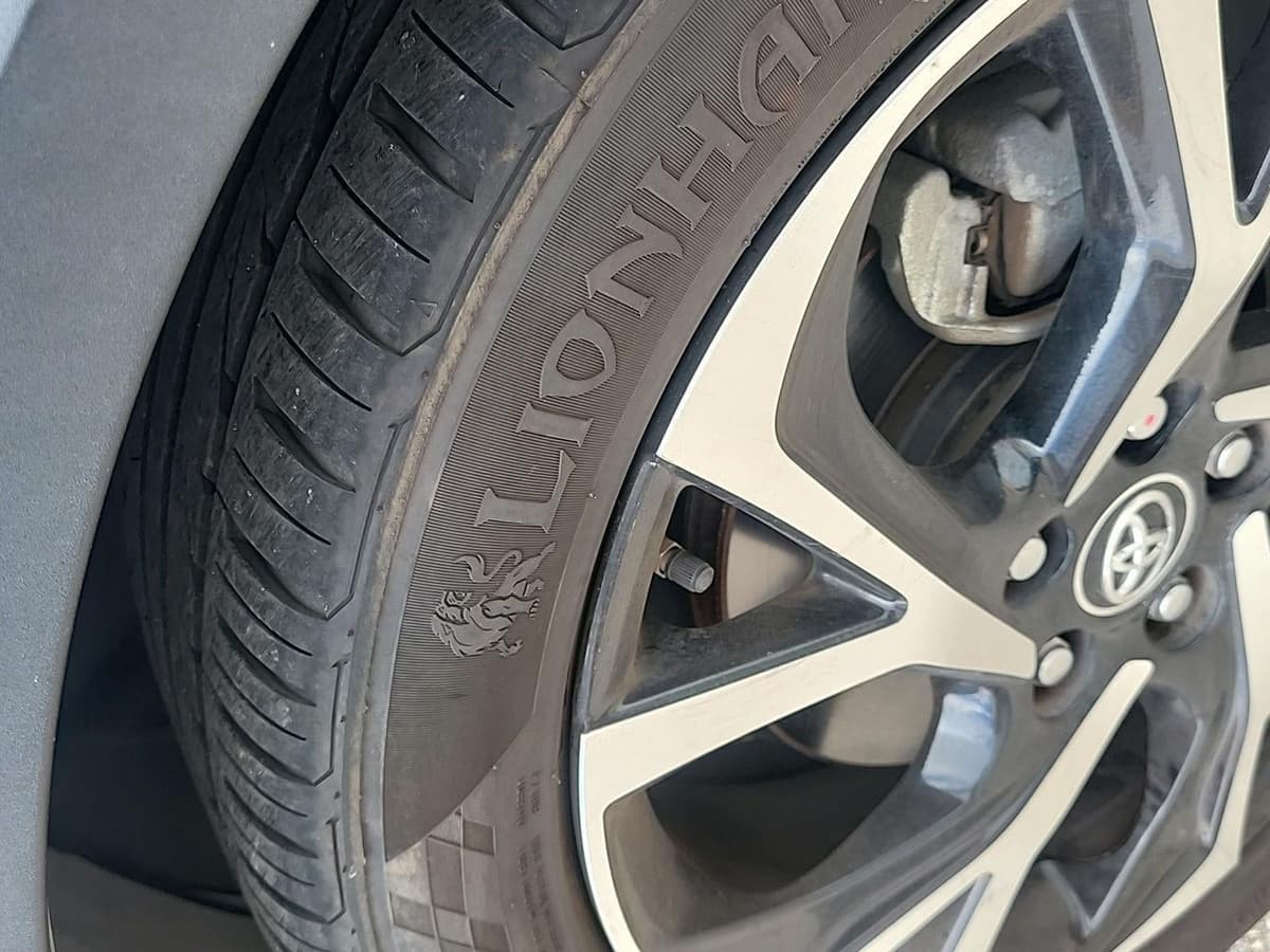 2019 Toyota C-HR - Image 11