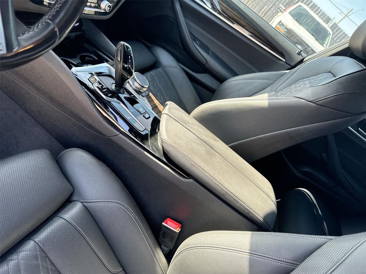 2021 BMW 5 Series - Image 22