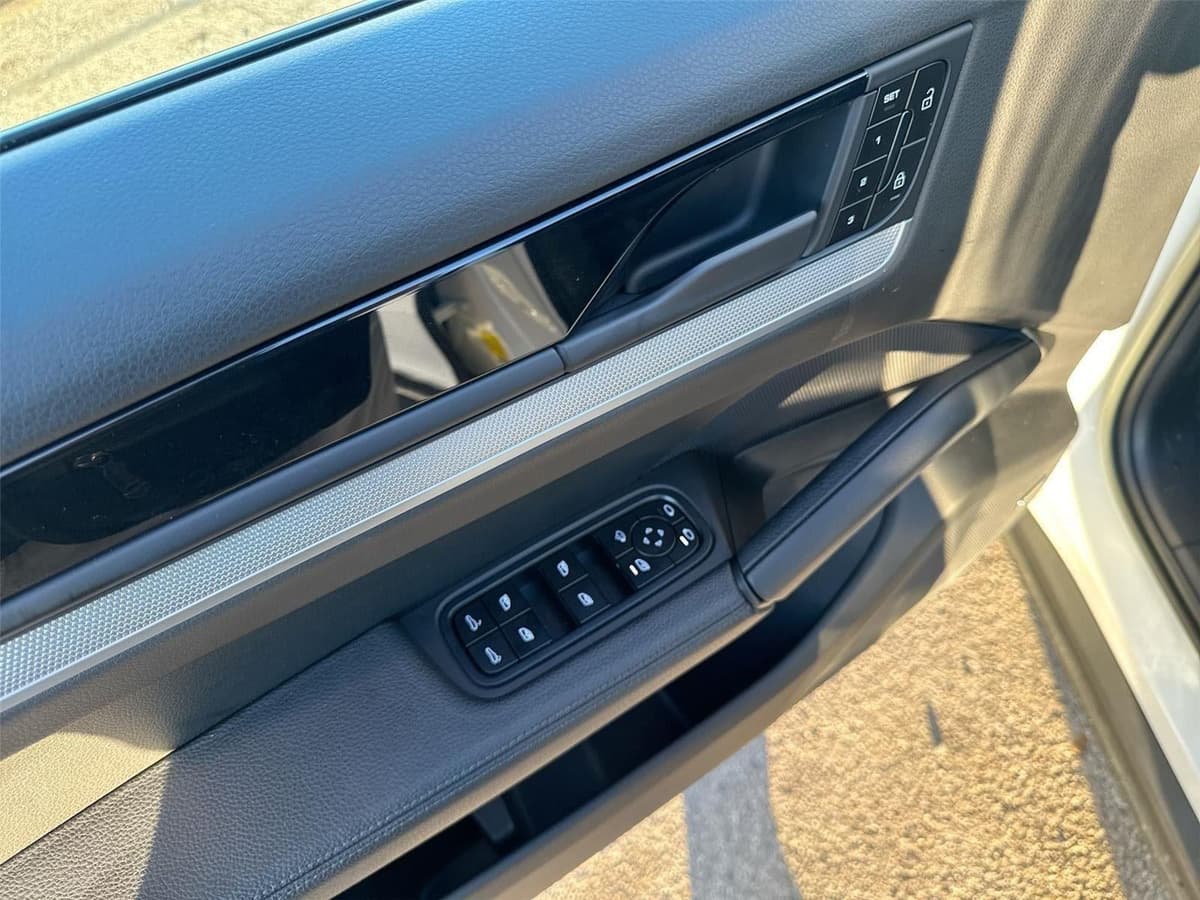 2024 Porsche Cayenne - Image 15