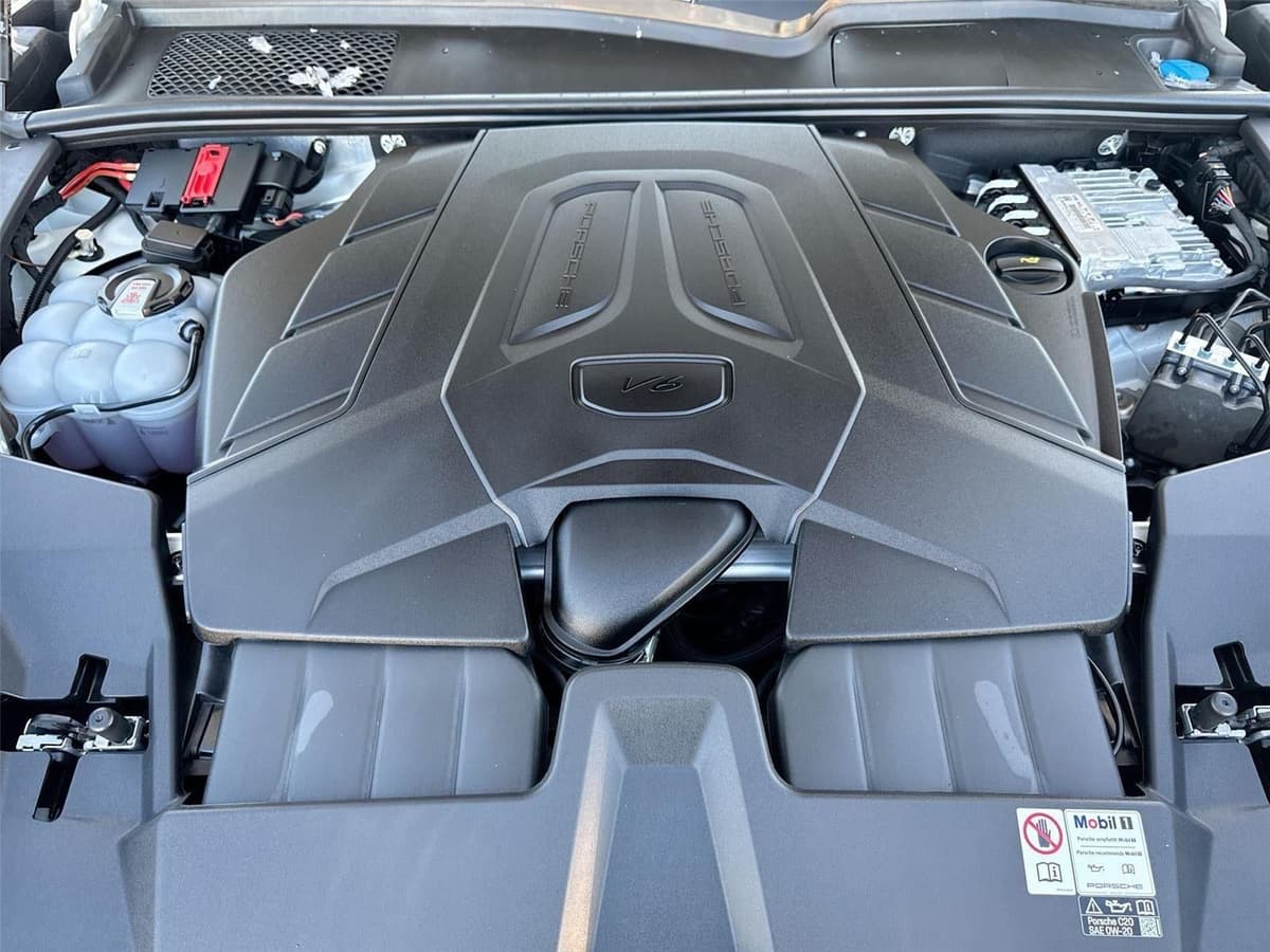 2024 Porsche Cayenne - Image 18