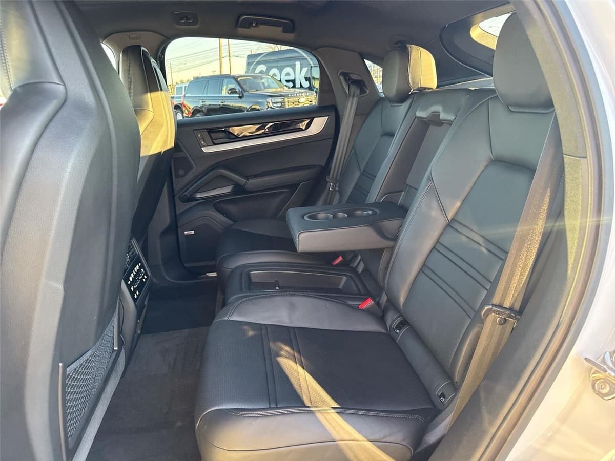 2024 Porsche Cayenne - Image 25