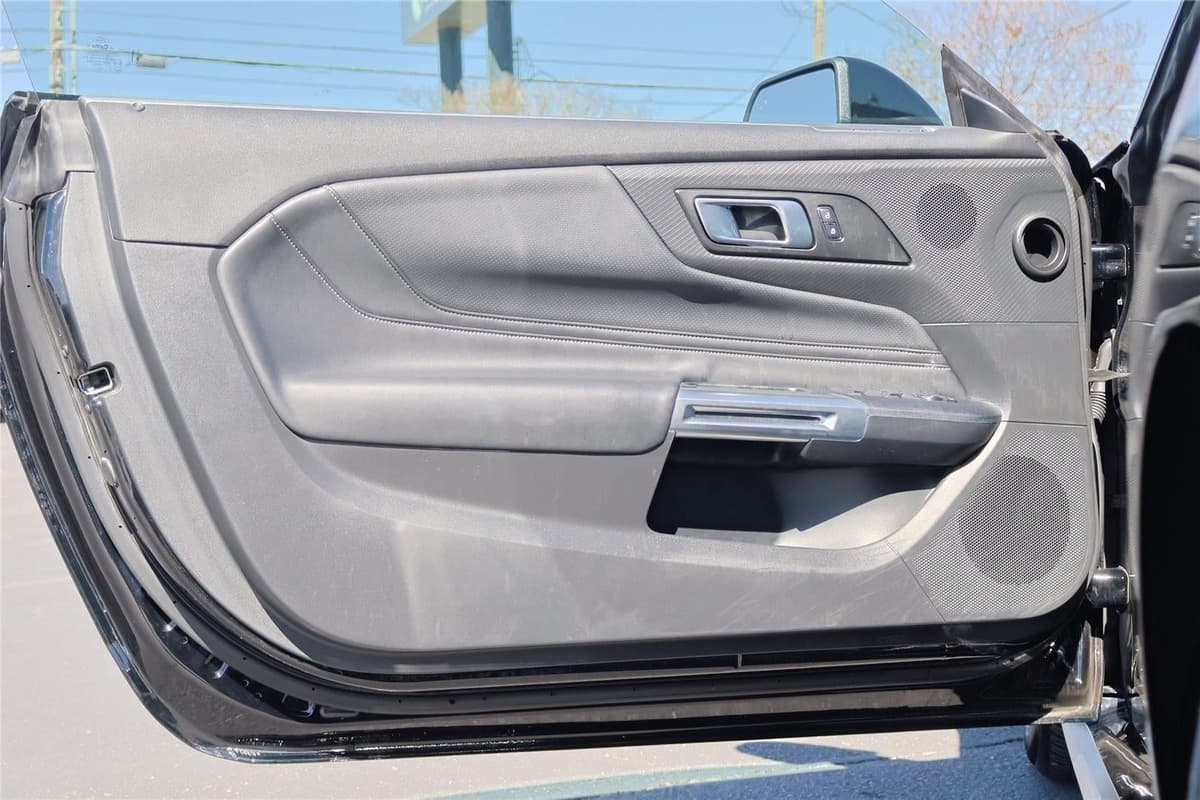 2025 Ford Mustang - Image 10