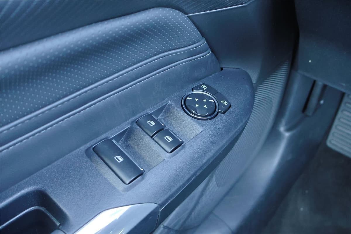 2025 Ford Mustang - Image 15