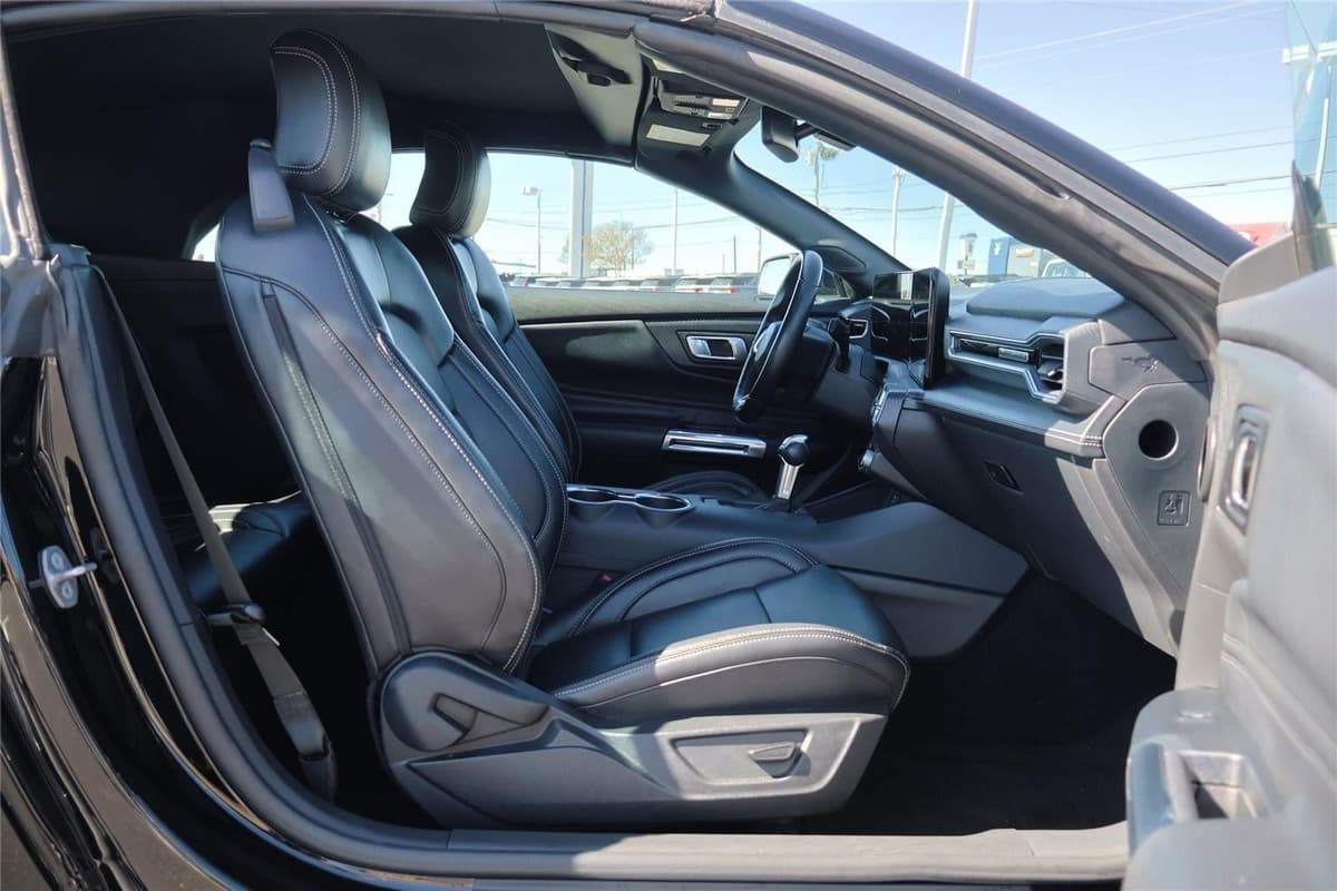 2025 Ford Mustang - Image 30