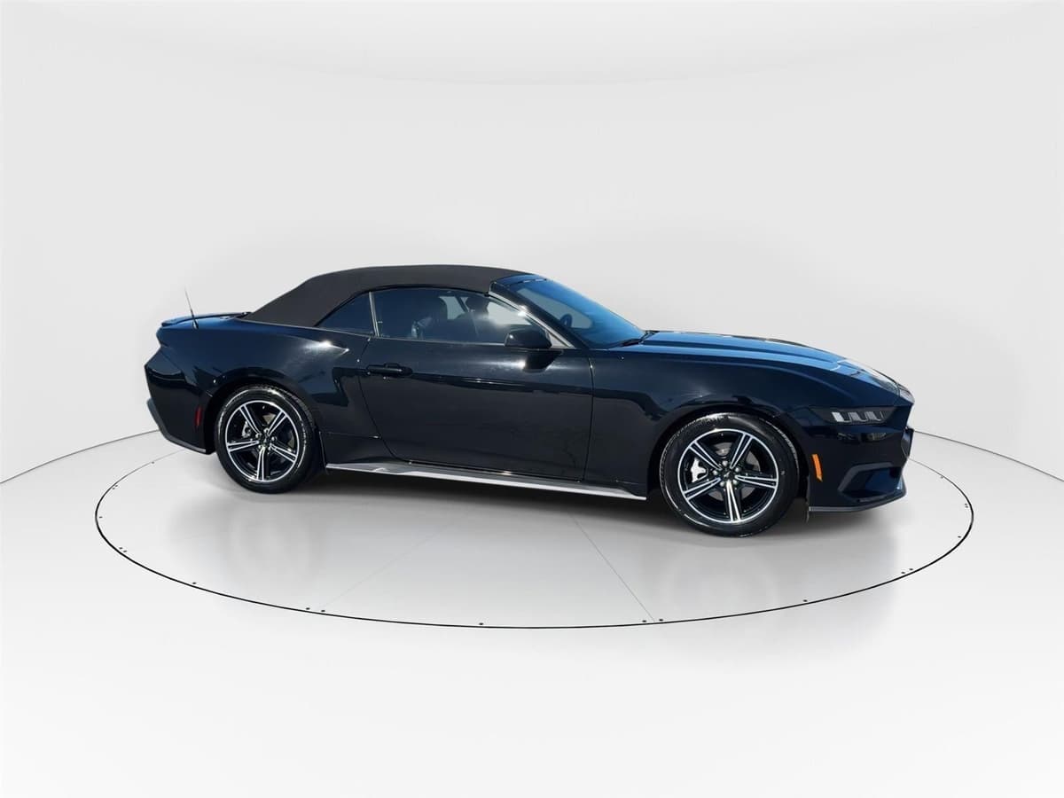 2025 Ford Mustang - Image 9