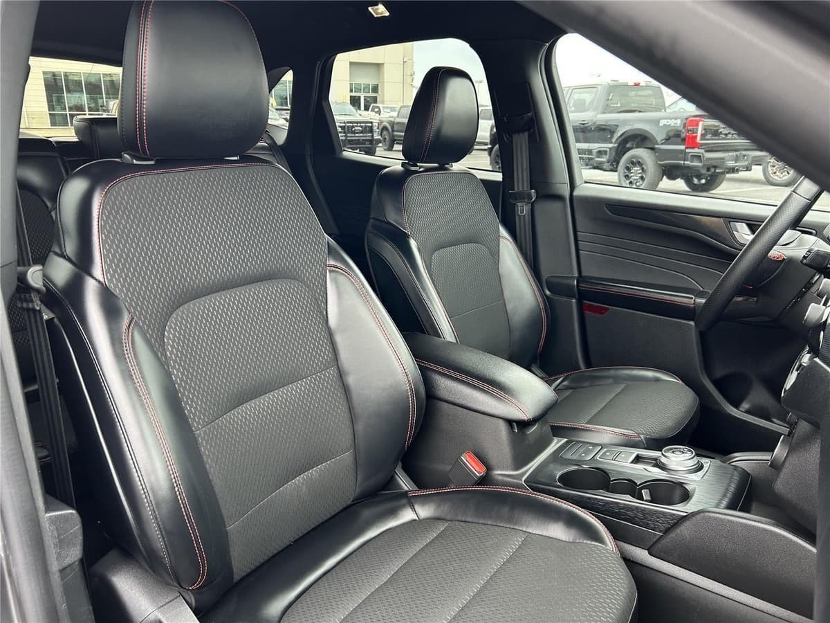 2025 Ford Escape - Image 31