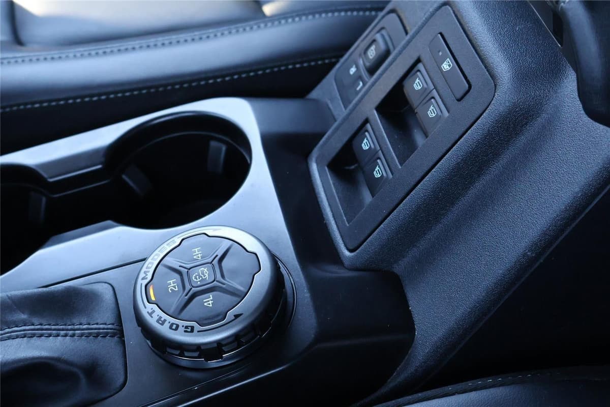 2025 Ford Bronco - Image 27