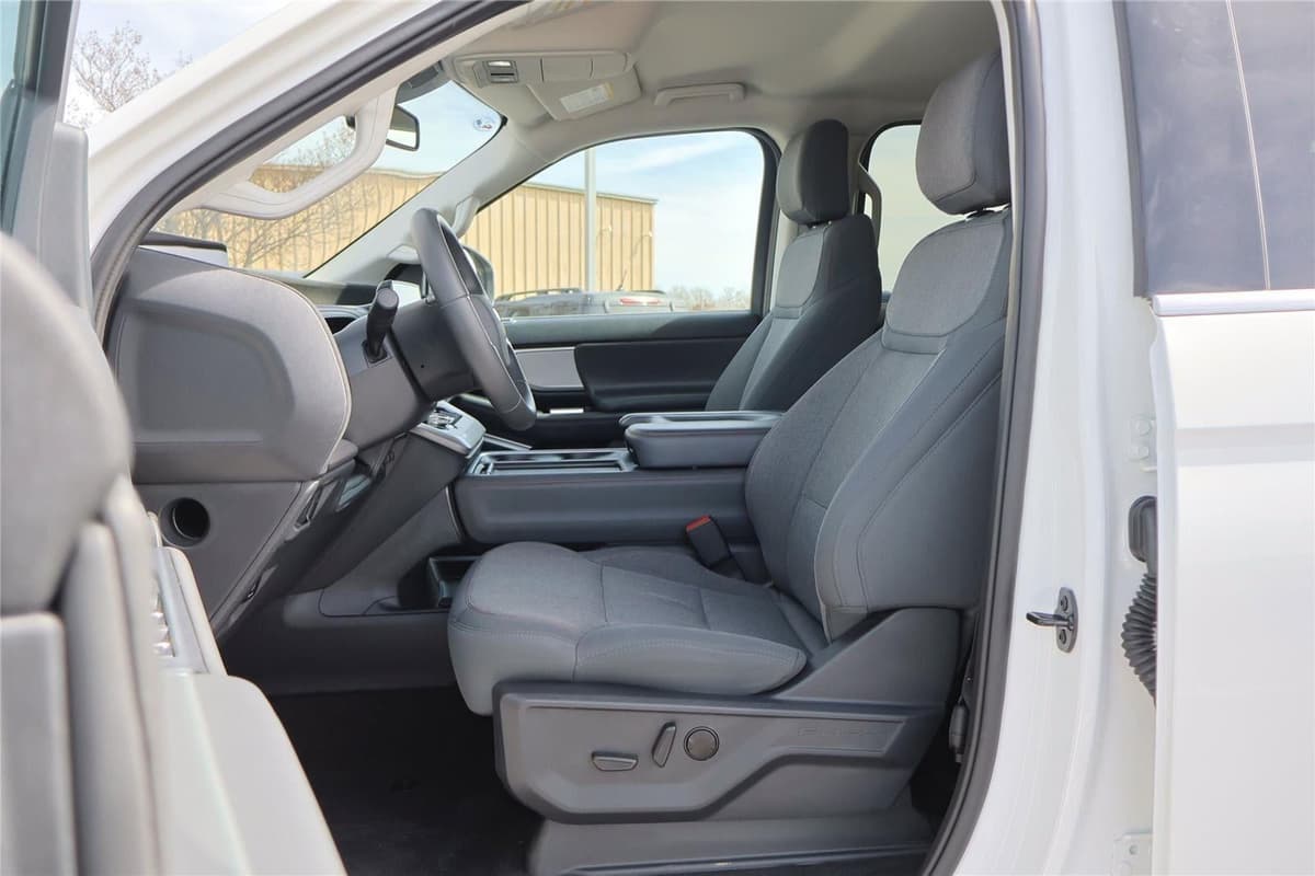 2025 Ford Expedition - Image 11