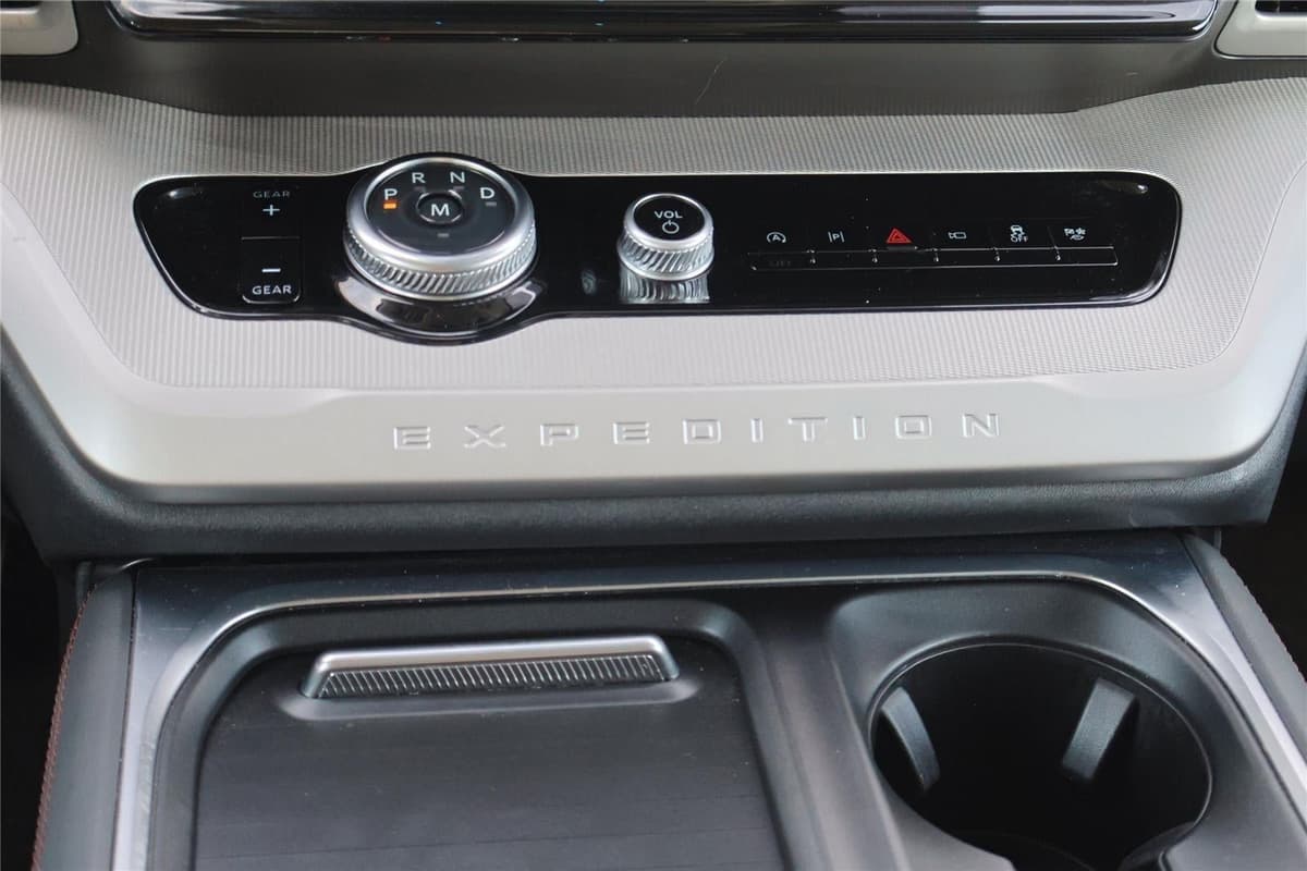 2025 Ford Expedition - Image 21