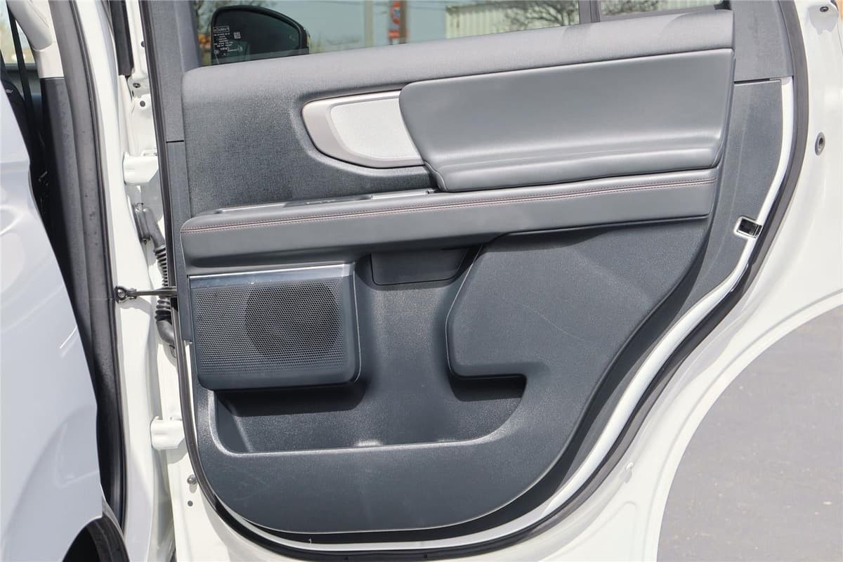 2025 Ford Expedition - Image 32