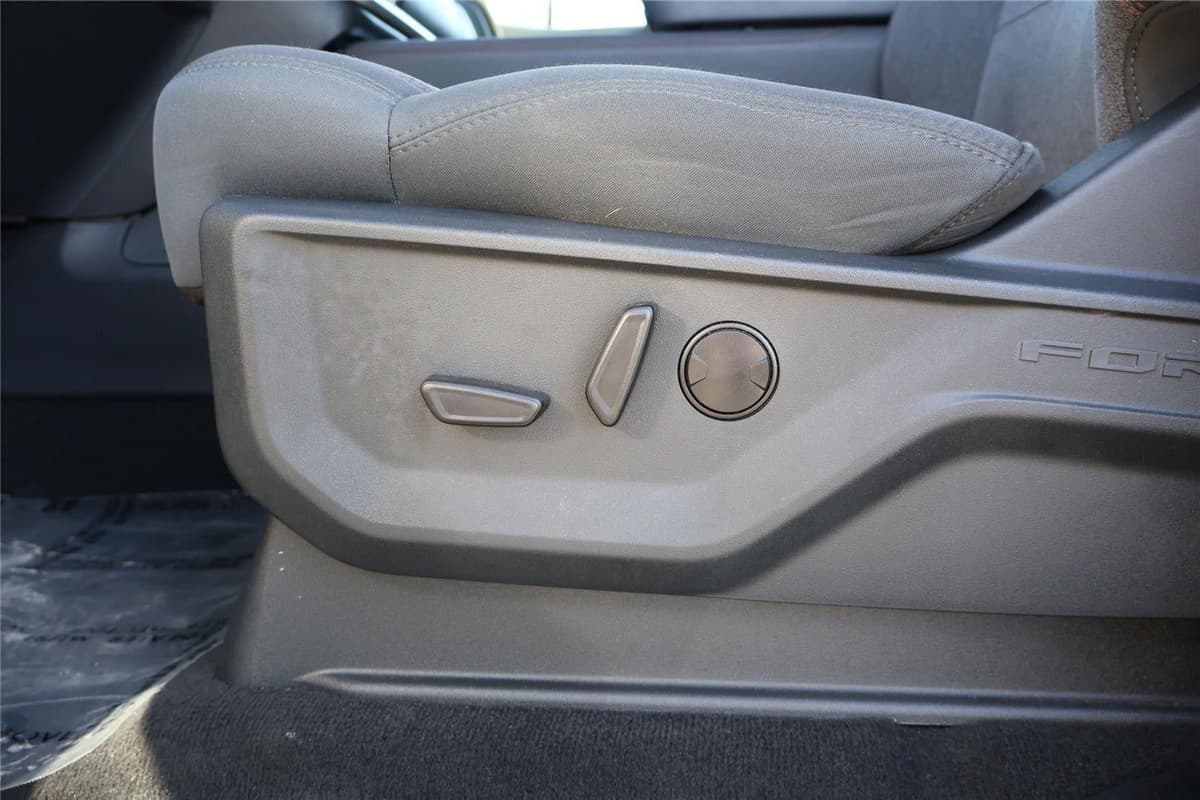 2025 Ford Expedition - Image 13