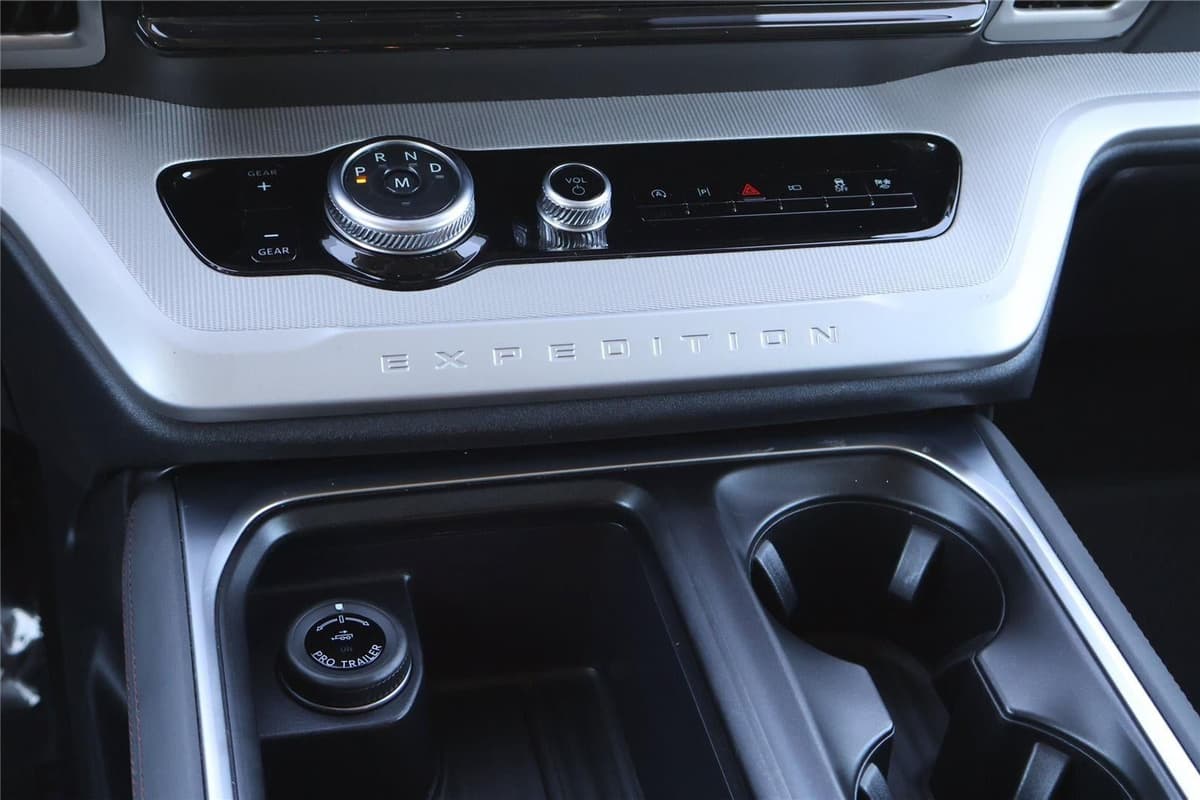 2025 Ford Expedition - Image 23