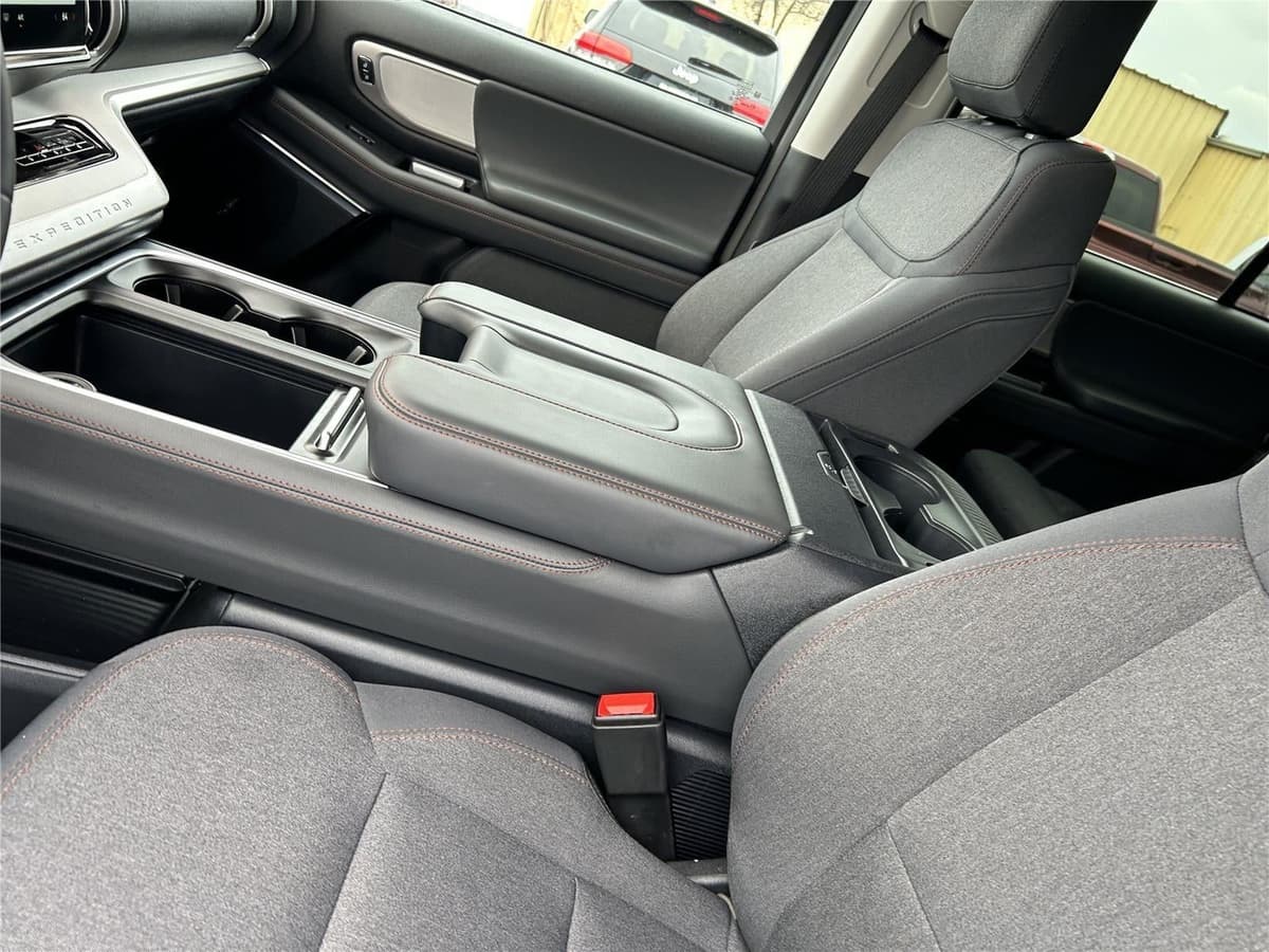 2025 Ford Expedition - Image 10