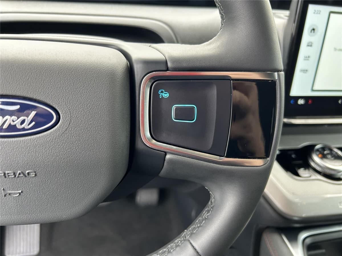 2025 Ford Expedition - Image 14