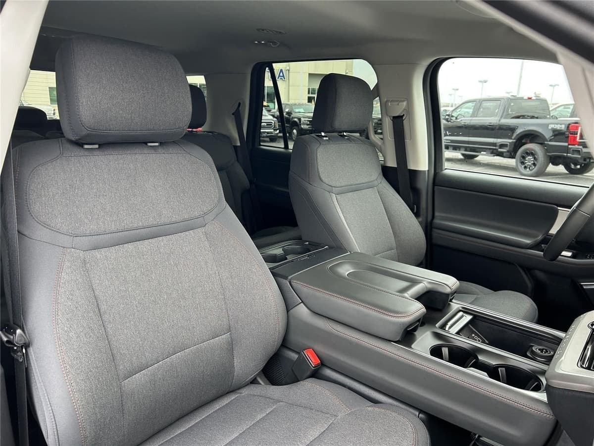 2025 Ford Expedition - Image 25