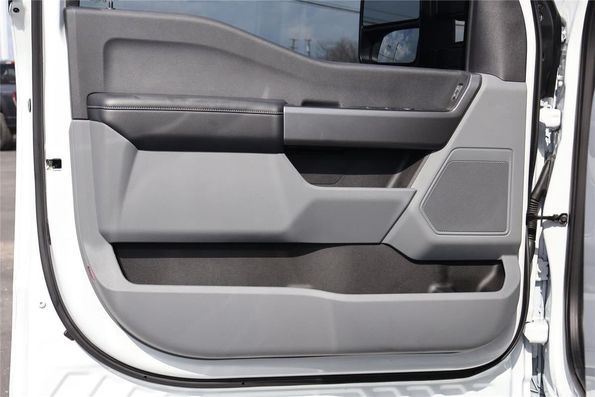 2025 Ford Super Duty F-250 - Image 12