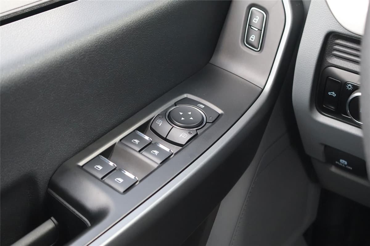 2025 Ford Super Duty F-250 - Image 18