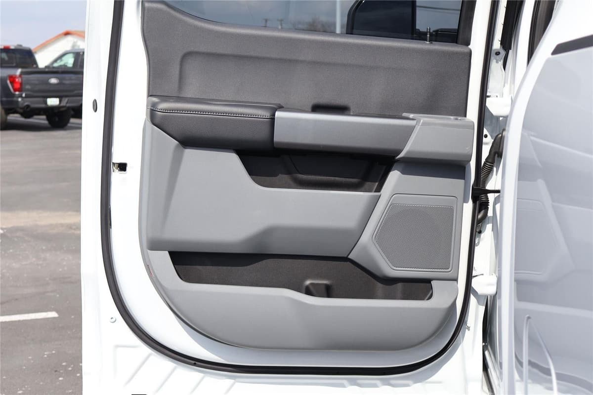 2025 Ford Super Duty F-250 - Image 27