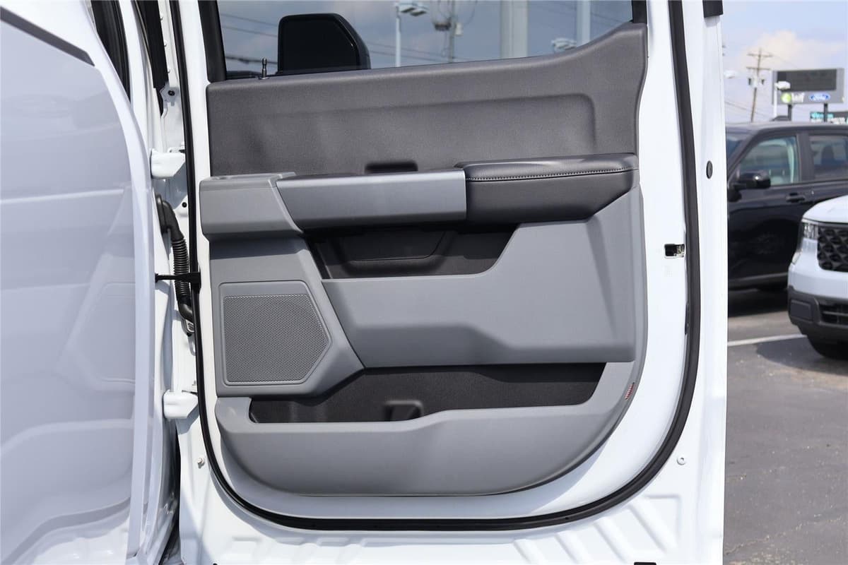 2025 Ford Super Duty F-250 - Image 32