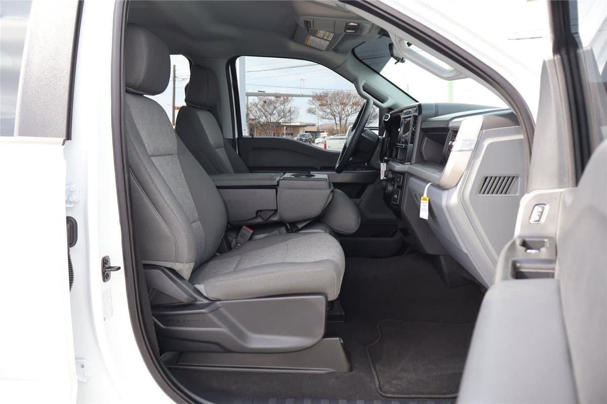 2025 Ford Super Duty F-250 - Image 36