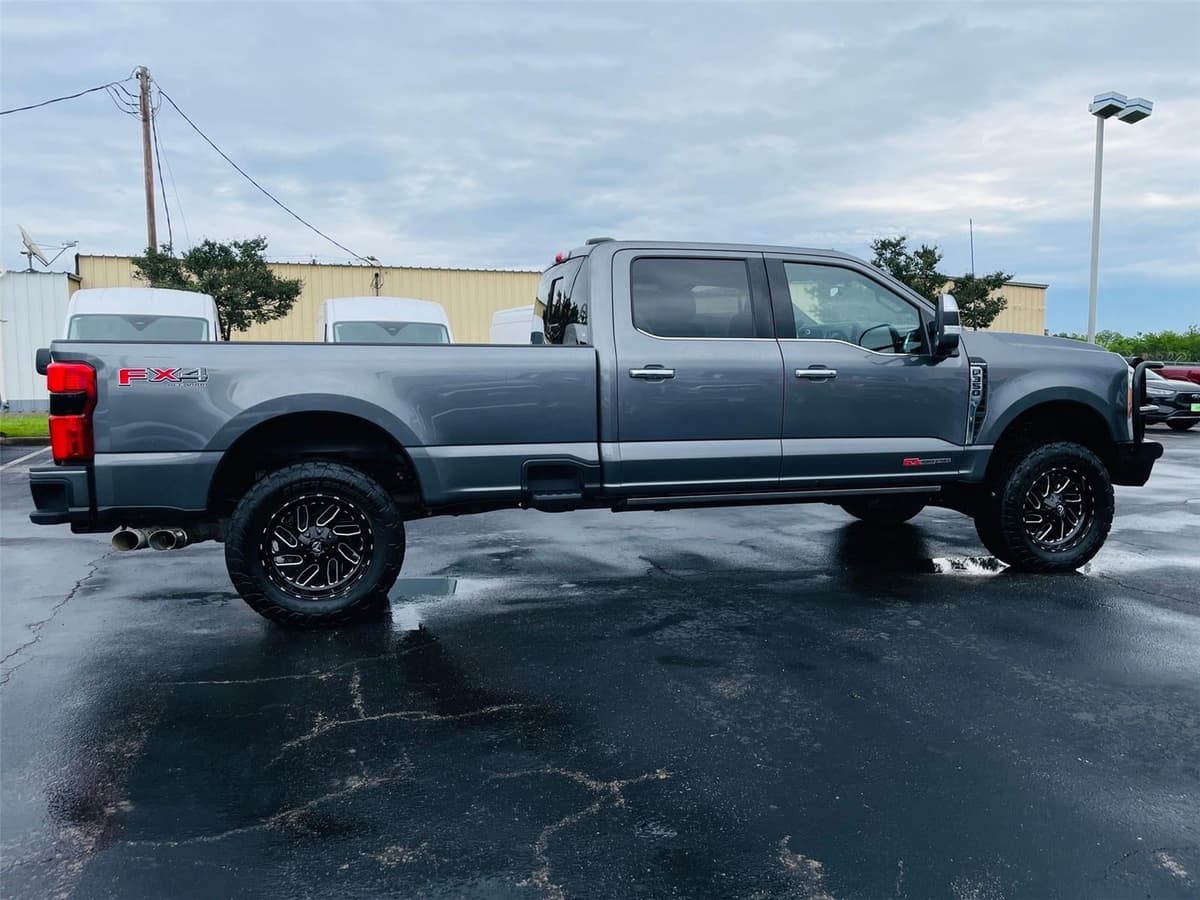 2023 Ford Super Duty F-350 - Image 3