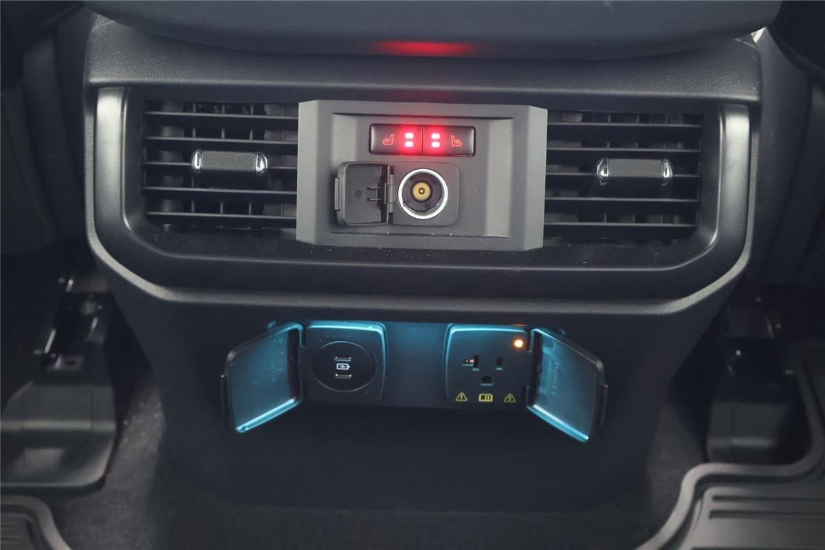 2025 Ford F-150 - Image 32