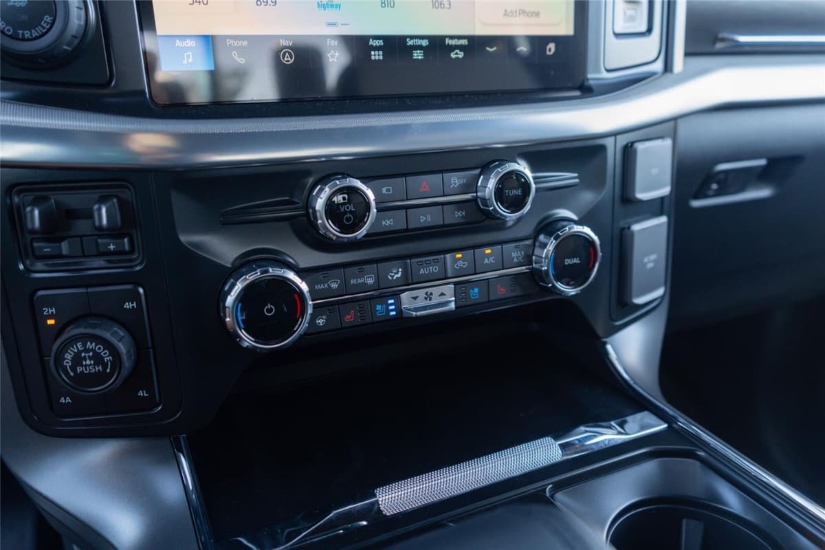 2025 Ford F-150 - Image 16