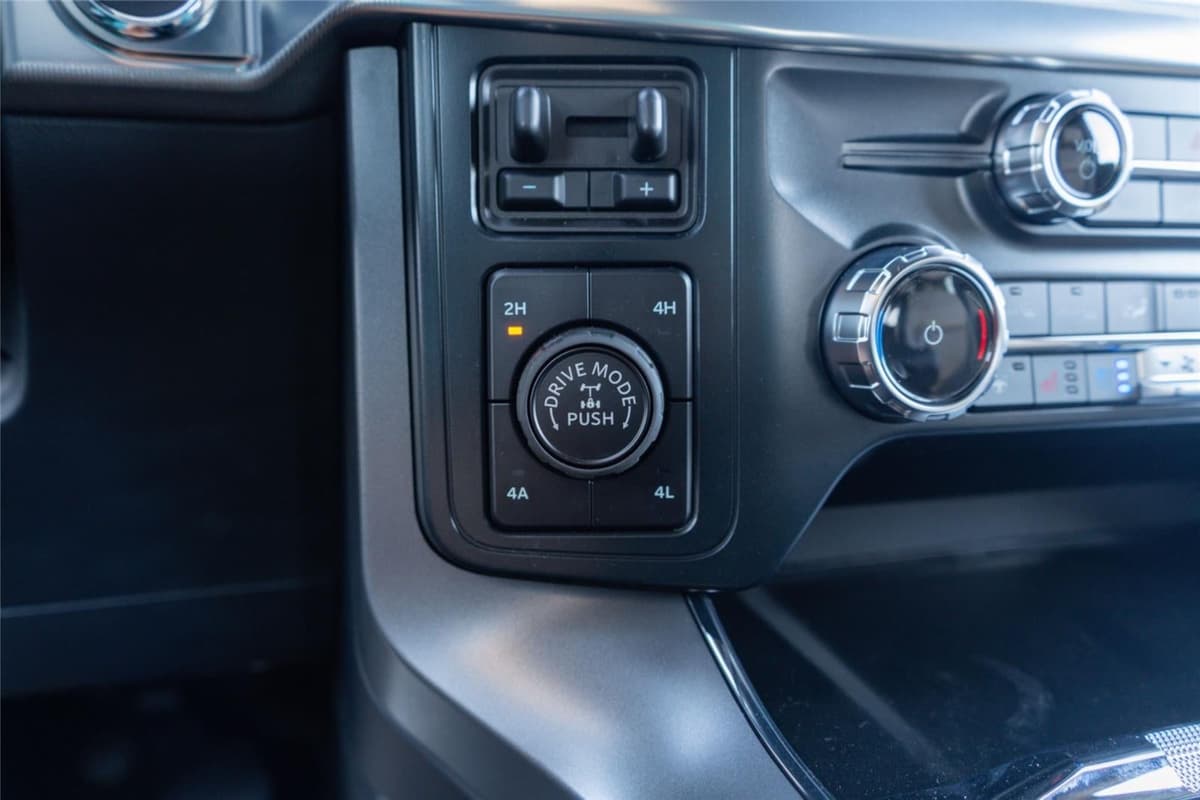 2025 Ford F-150 - Image 18