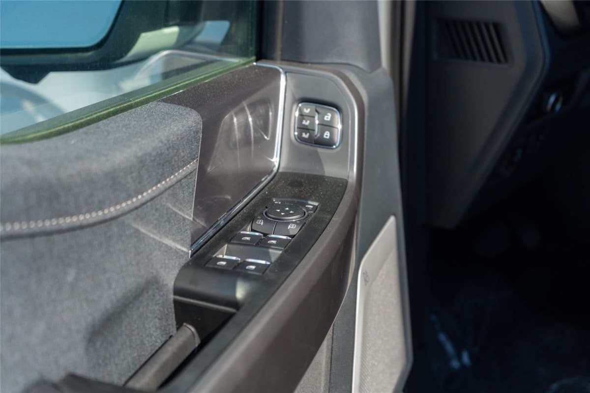 2025 Ford F-150 - Image 21