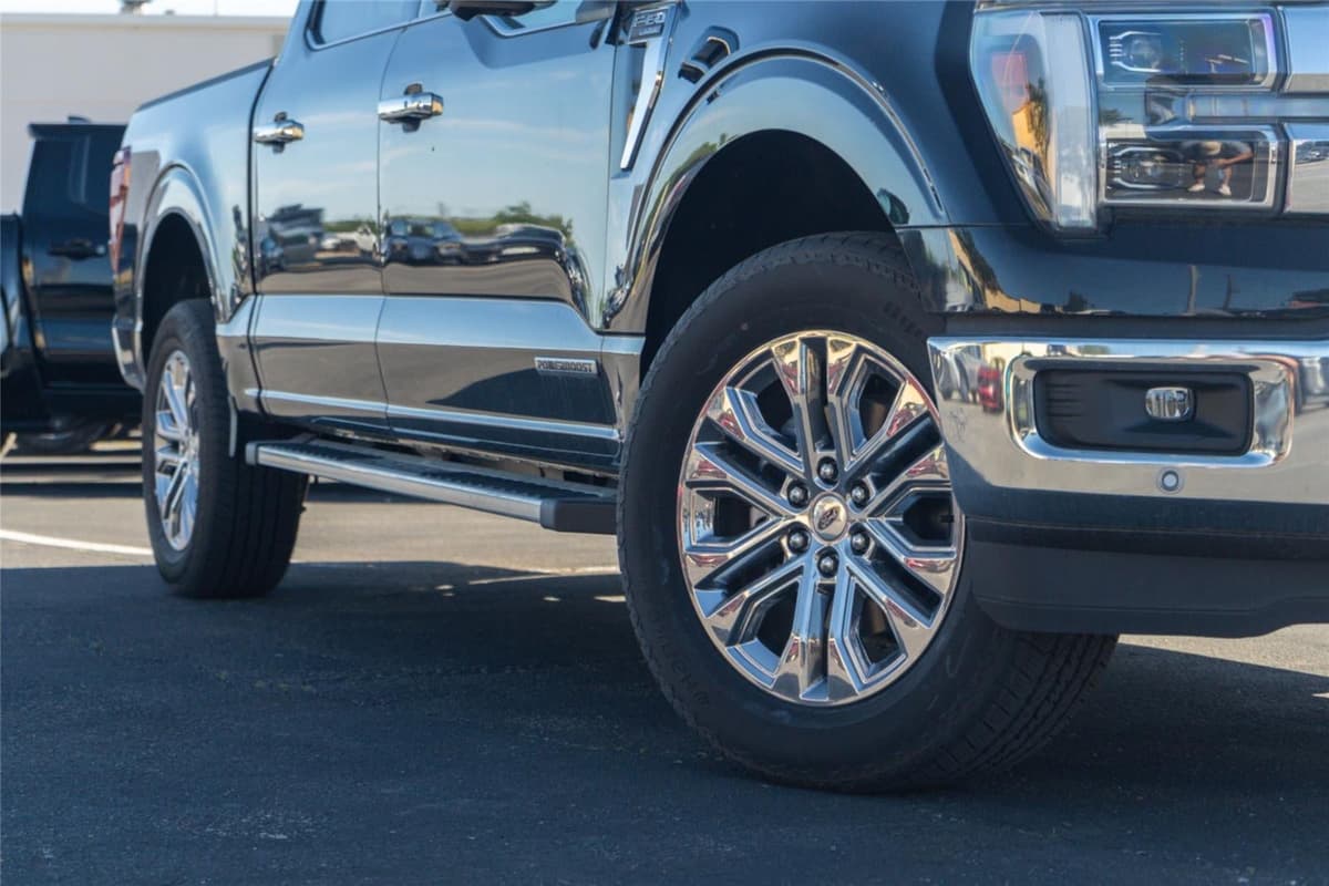 2025 Ford F-150 - Image 2