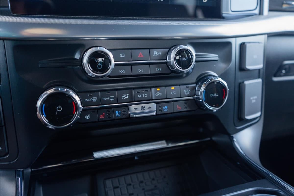 2025 Ford F-150 - Image 16