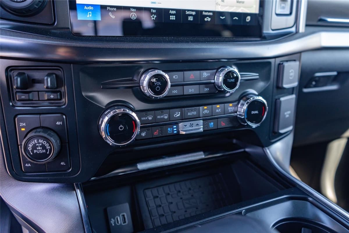 2025 Ford F-150 - Image 16