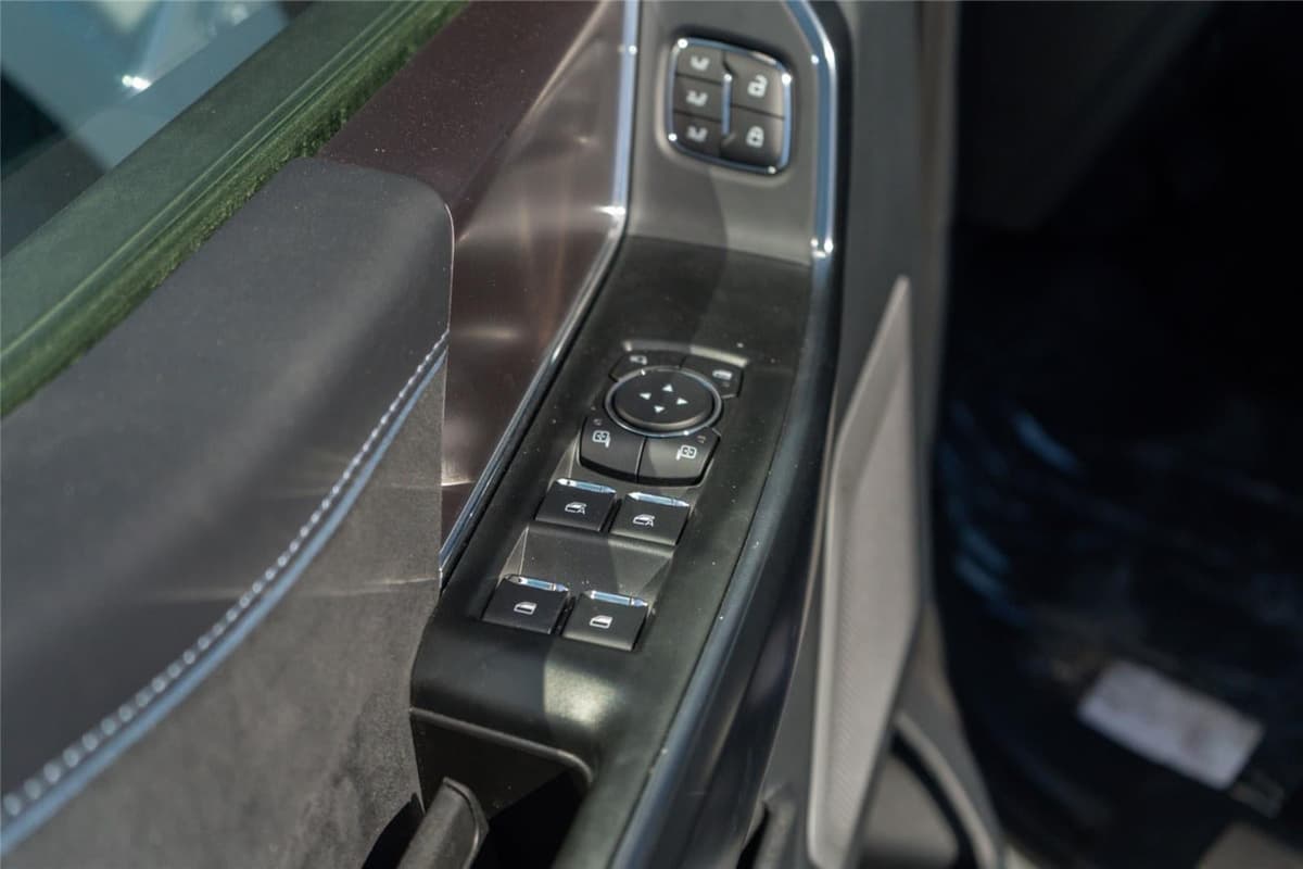 2025 Ford F-150 - Image 19