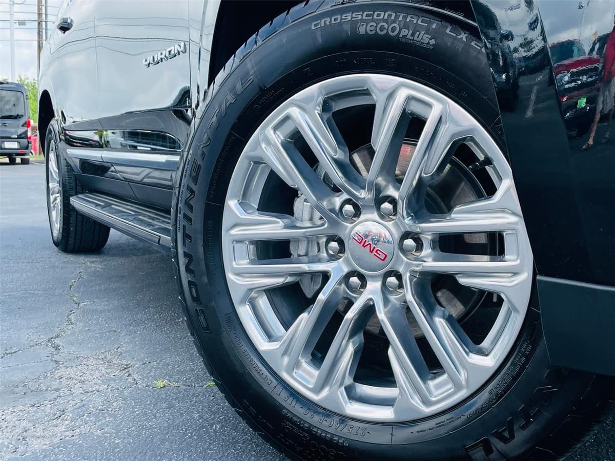 2024 GMC Yukon XL - Image 2