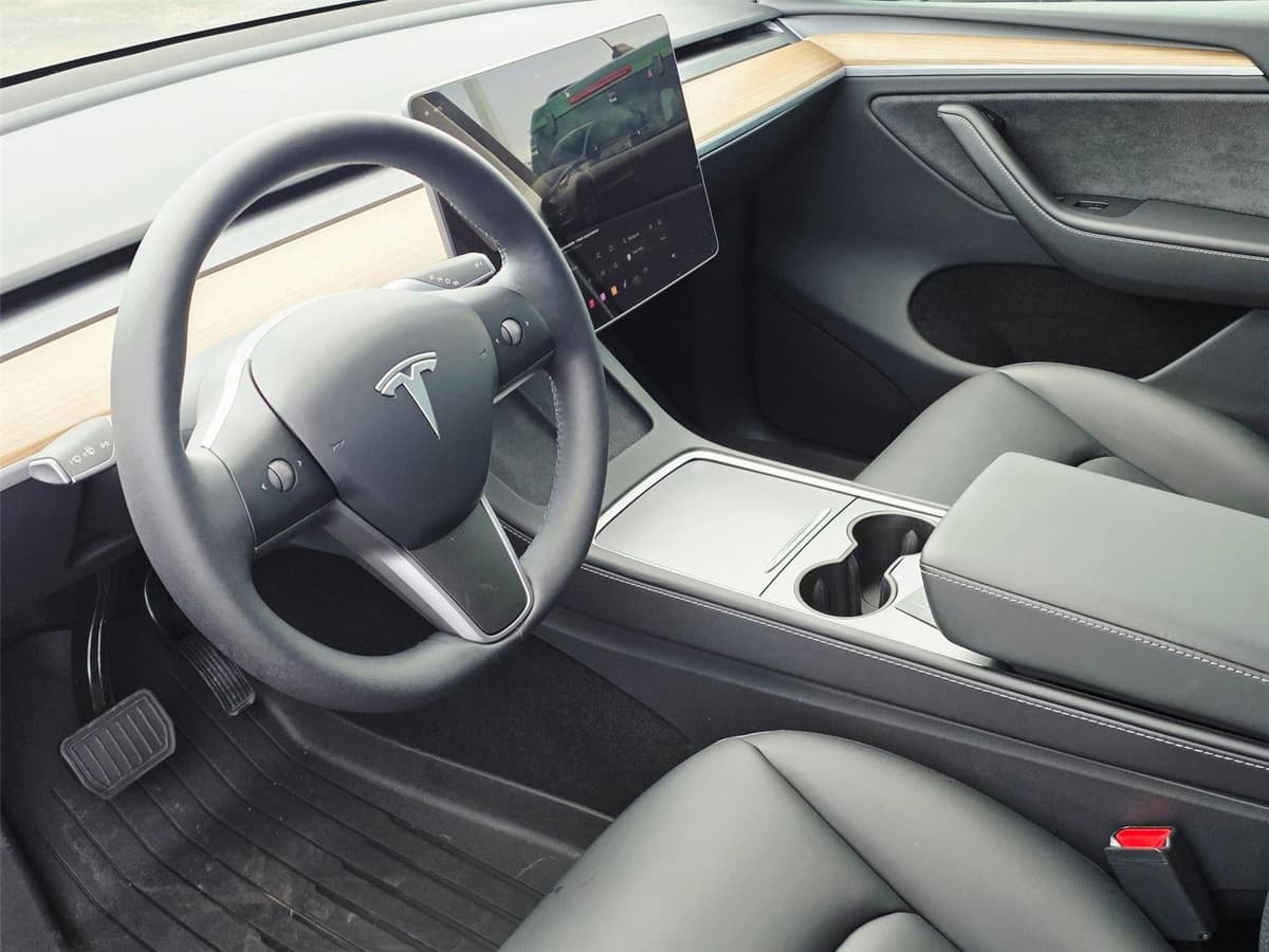 2025 Tesla Model Y - Image 10