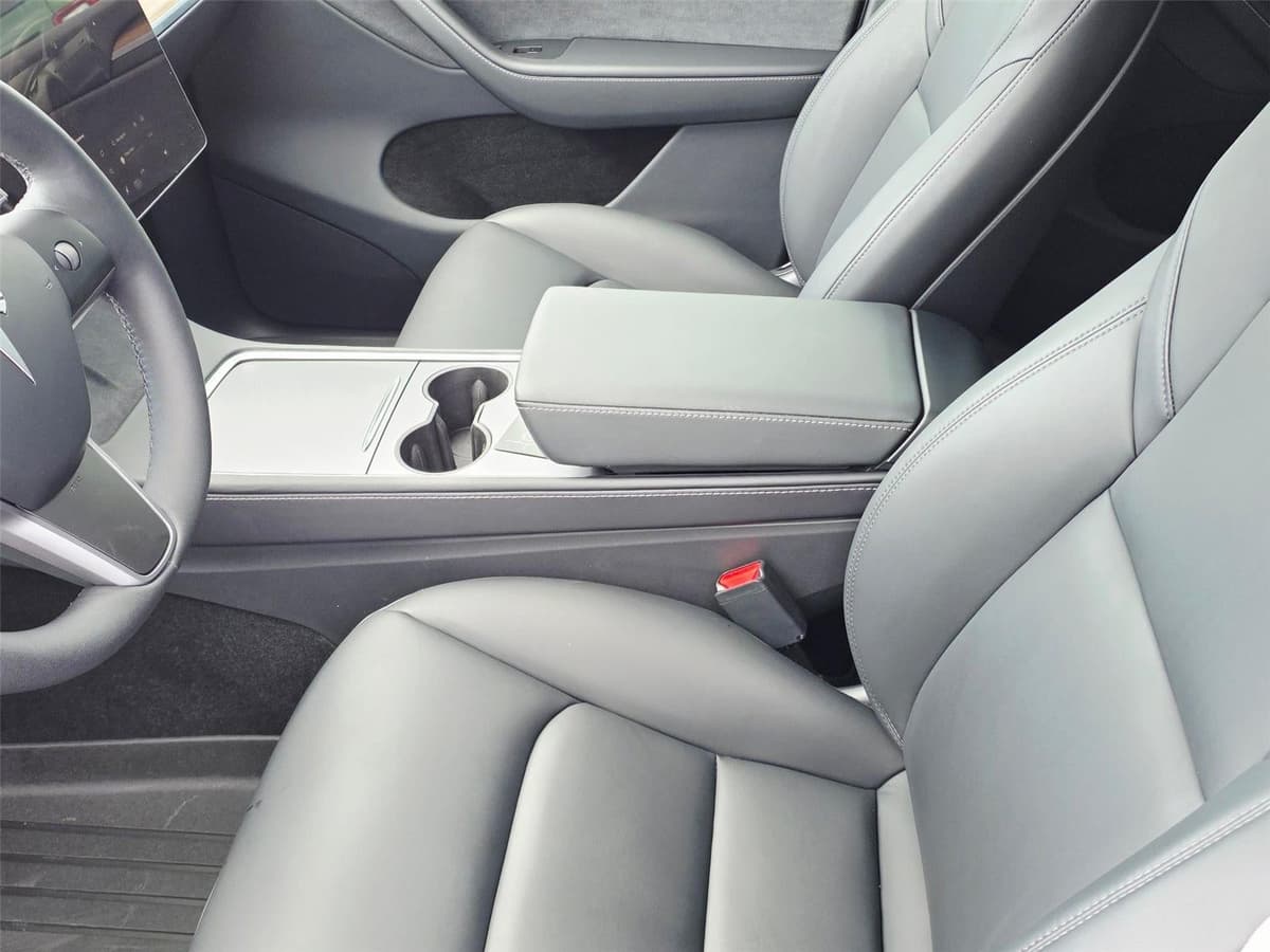 2025 Tesla Model Y - Image 11