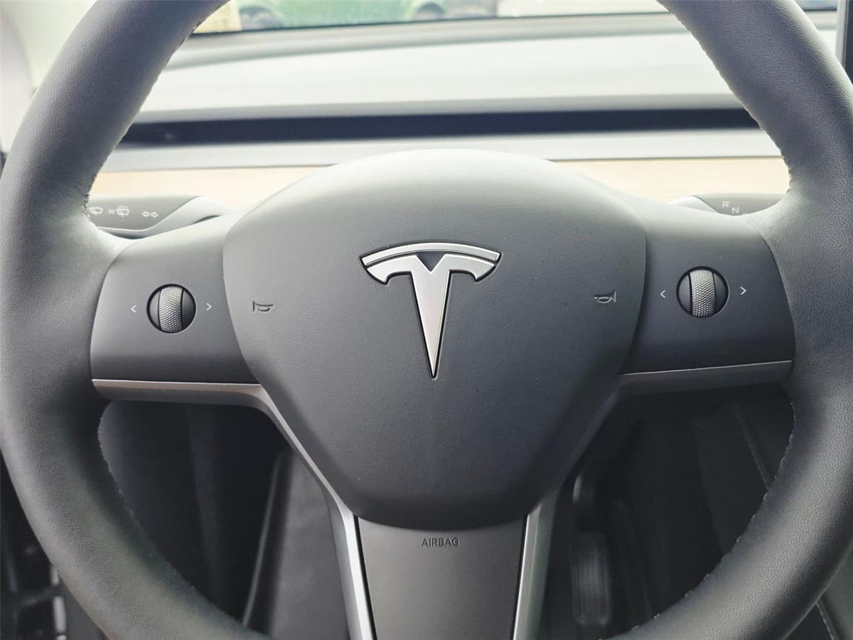 2025 Tesla Model Y - Image 13
