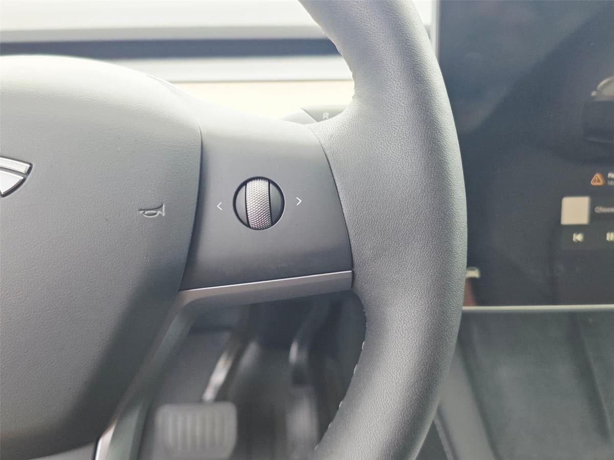 2025 Tesla Model Y - Image 14