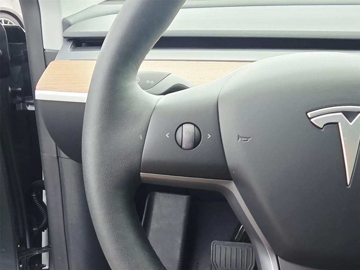 2025 Tesla Model Y - Image 15