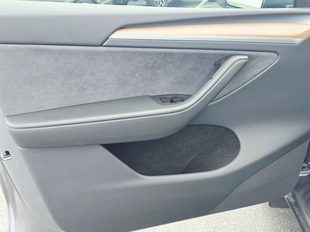 2025 Tesla Model Y - Image 16