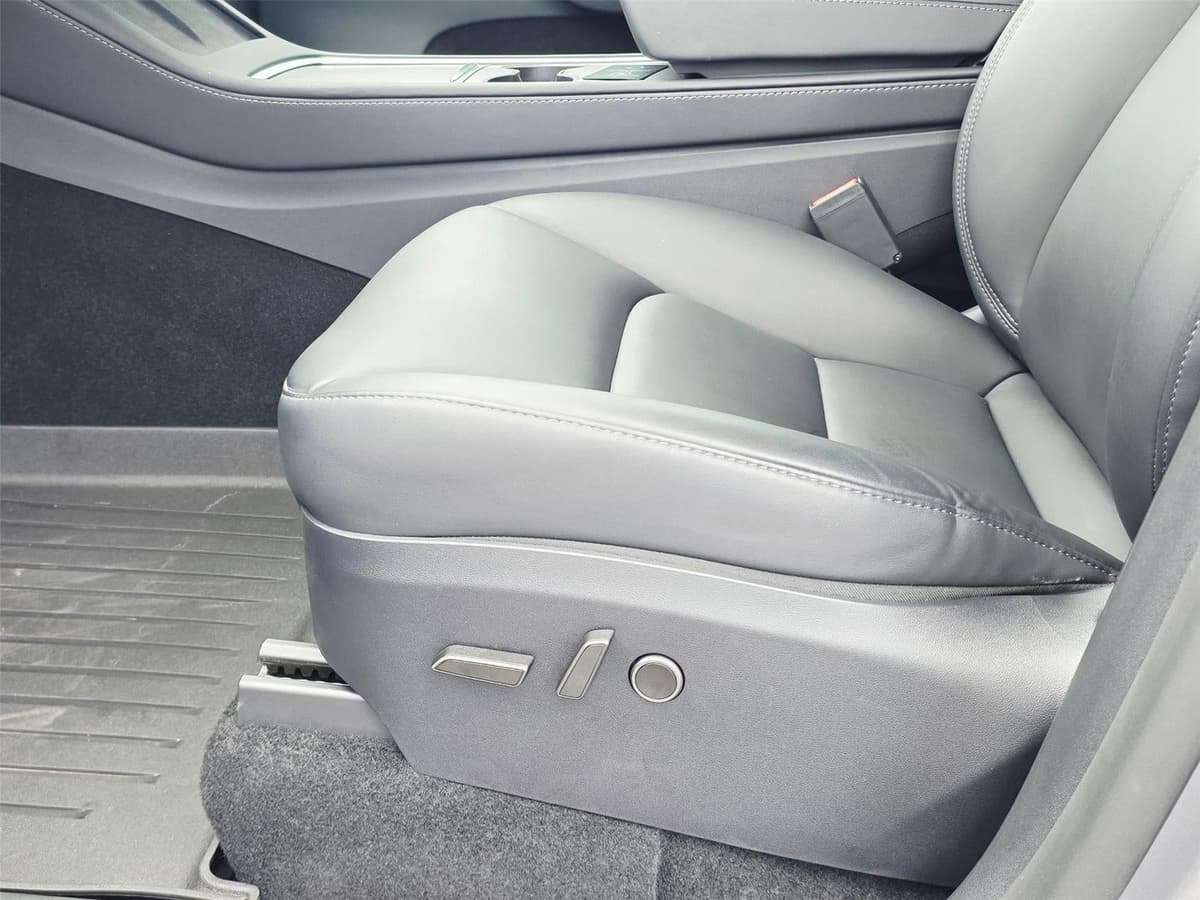 2025 Tesla Model Y - Image 17