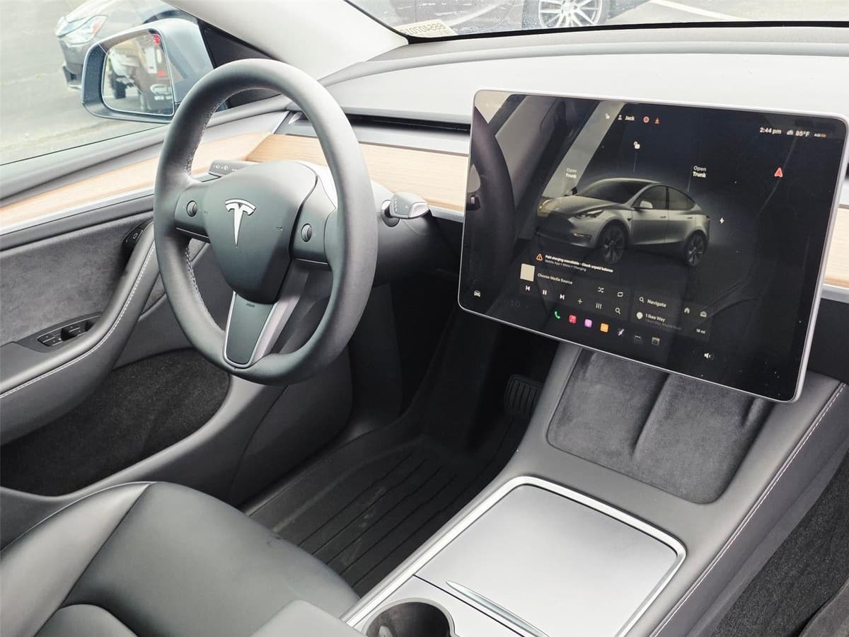 2025 Tesla Model Y - Image 18
