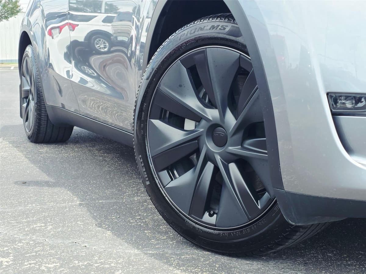 2025 Tesla Model Y - Image 2